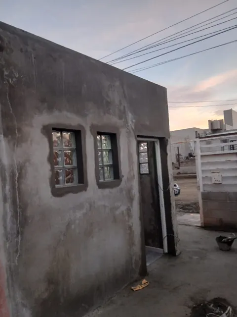 Ambiente revocado, con ventanas de ladrillo de vidrio