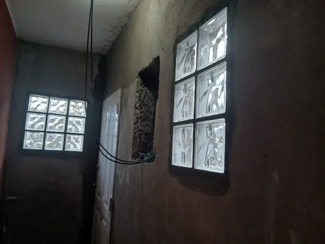 Interior revocado con las aberturas colocadas
