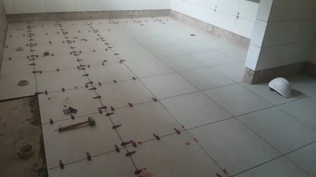 Colocación del piso con sistema de nivelación