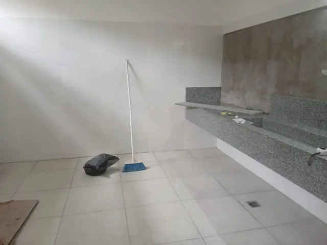 Mesada de granito instalada, antes del espejo