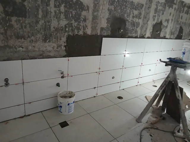 Revestimiento nuevo sobre la pared picada