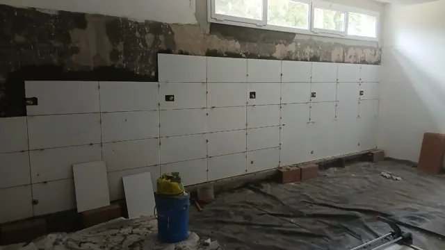 Avance del revestimiento a lo largo de la pared