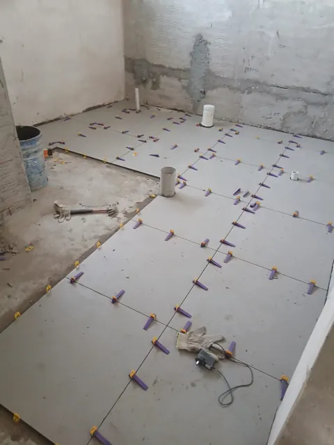 Piezas asentadas junto a las bocas de desagüe