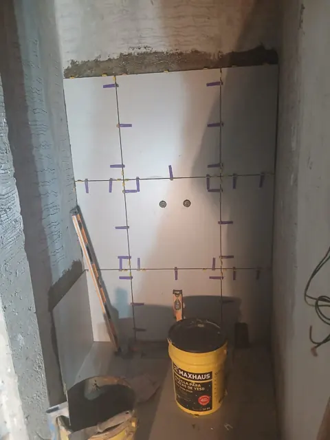 Revestimiento de pared con niveladores