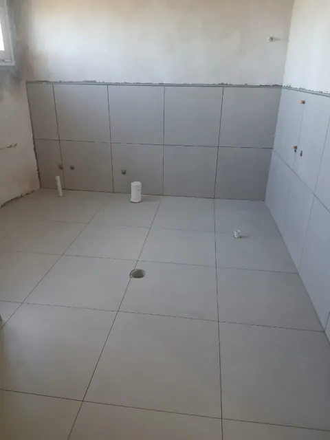 Piso y revestimiento colocados en baño