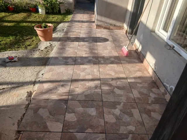 Piso cerámico en patio